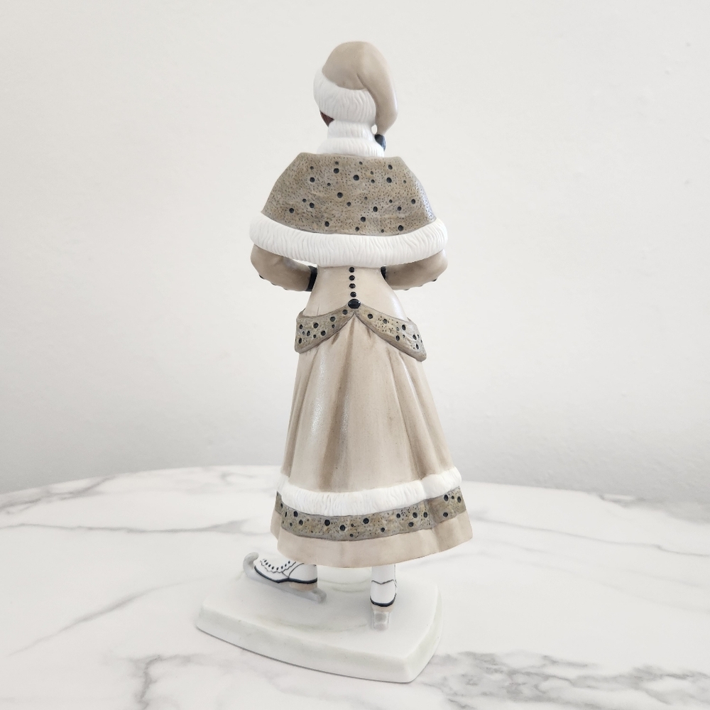 Avon Mrs. Albee 2014 Figurine  Collector’s Edition - Picture 2 of 16